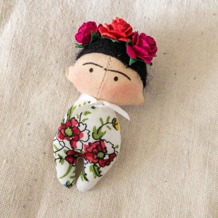 سنجاق سینه ی عروسکی