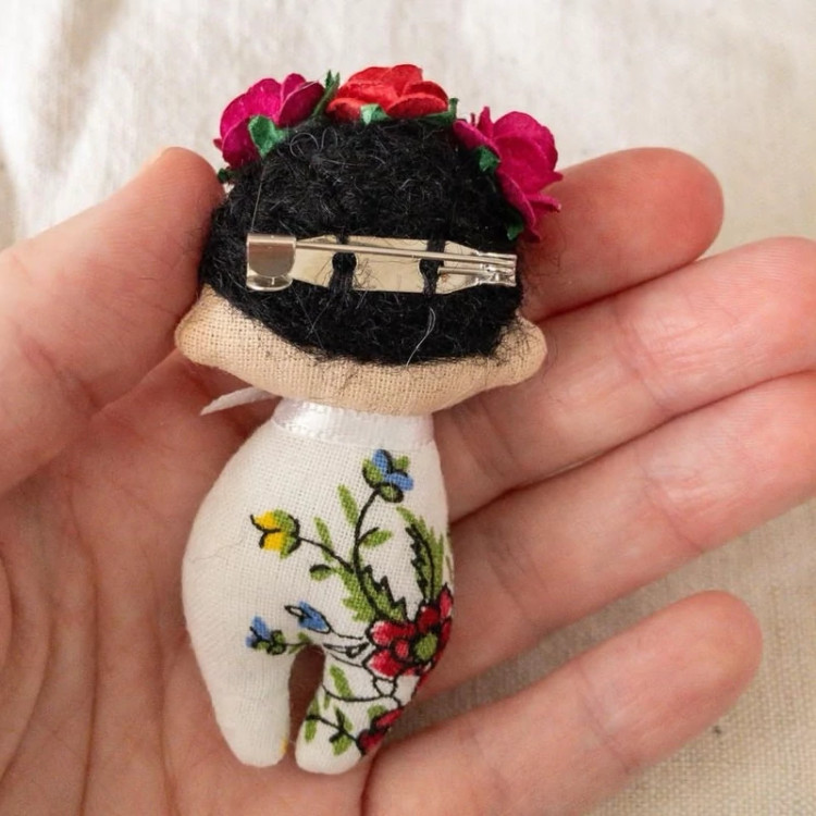 سنجاق سینه ی عروسکی