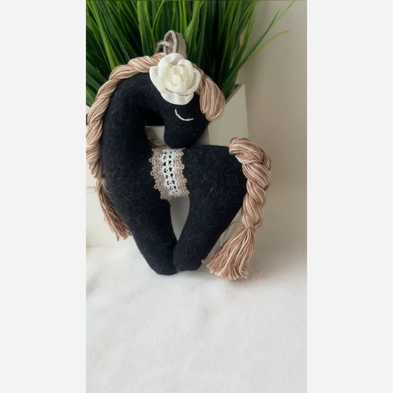عروسک اسب سیاه